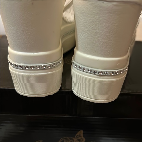 WHITE PLATFORM Sandals great to wear for casual or special occasions! - Picture 4 of 9